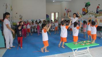 Trò chơi giúp trẻ mầm non tập trung, không nói chuyện riêng khi ngồi vòng tròn